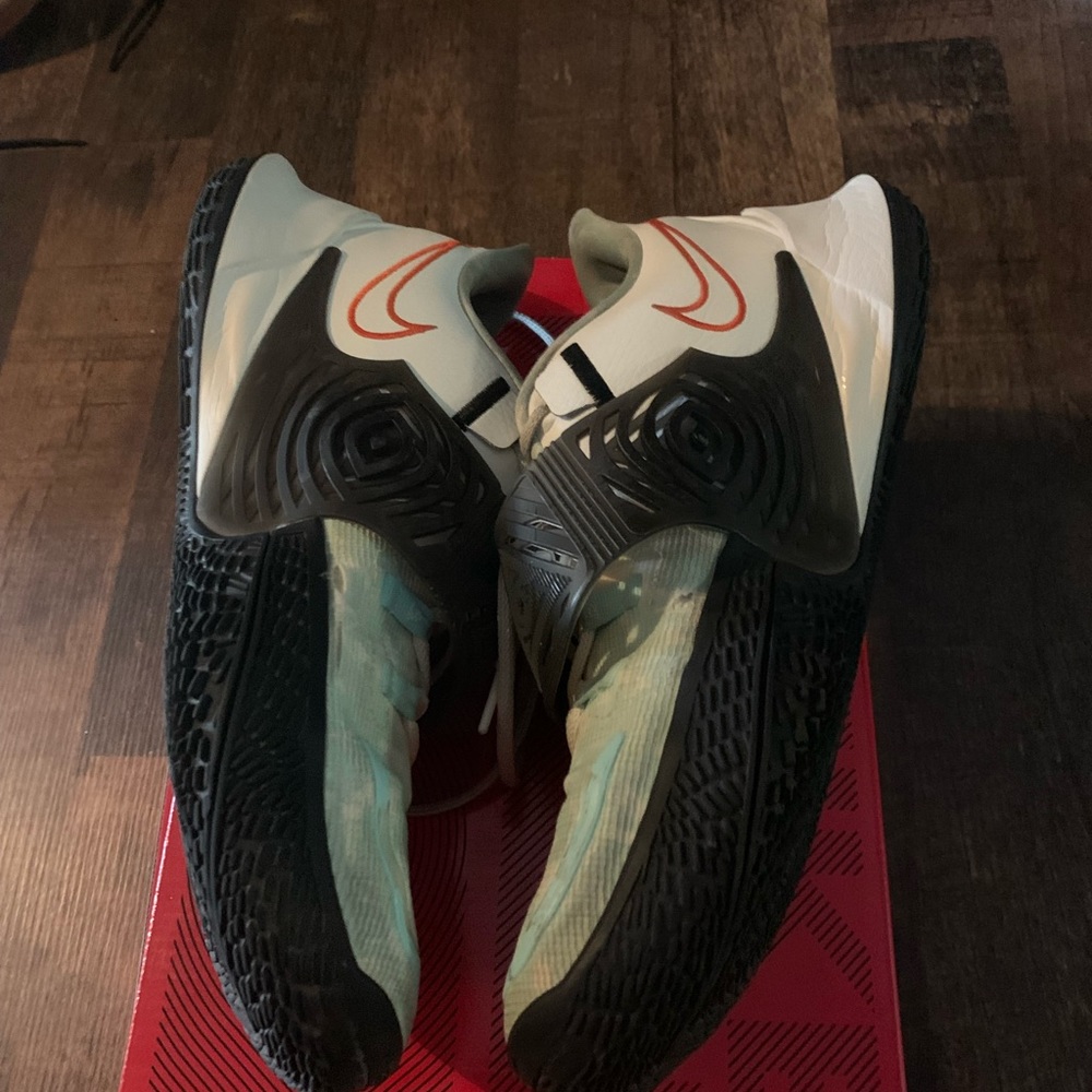 Nike Kyrie Low 3 Basketball 🏀 Shoes